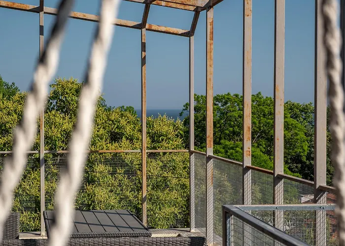 Historic Place With Paid Parking Apartment *