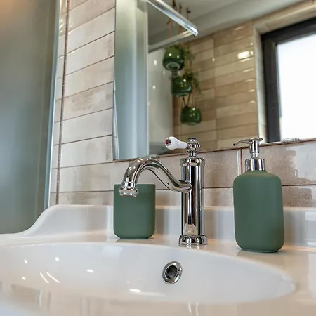 Historic Place With Paid Parking Apartment *